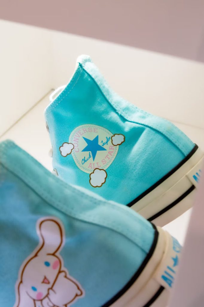 La Converse All Star dédiée à Cinnamoroll, en 2023, de couleur bleu ciel.