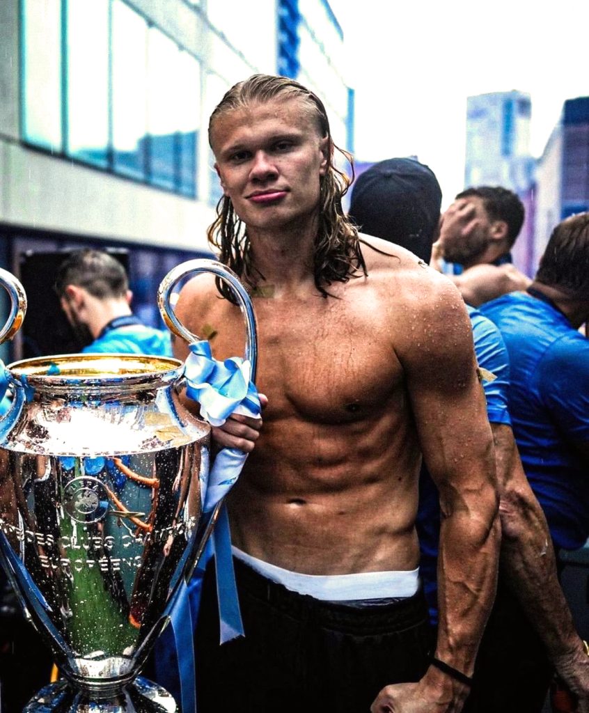 Erling Haaland tient la célèbre Coupe aux grandes oreilles, le trophée de la Ligue des Champions.