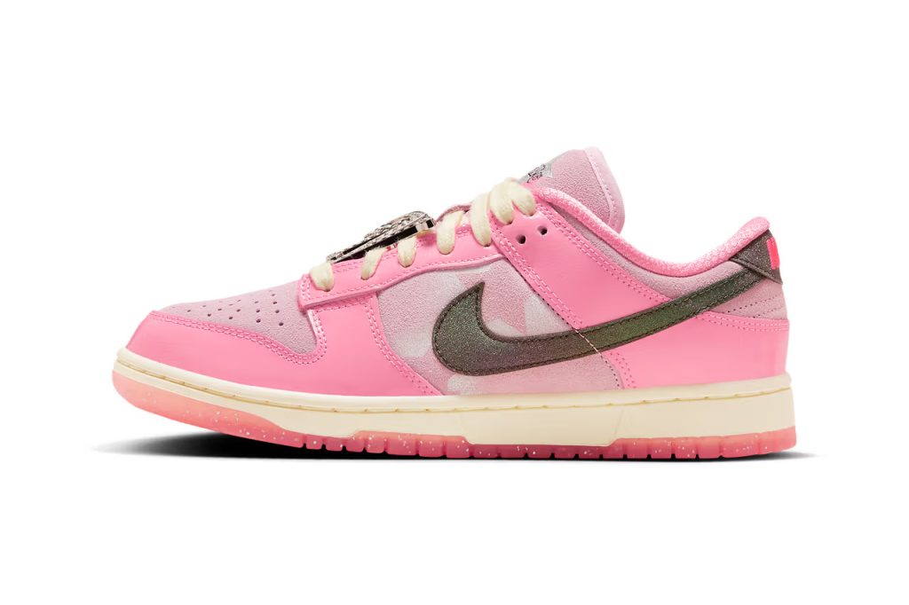 Le côté extérieur de la Nike Dunk low Barbie de l'été 2023.