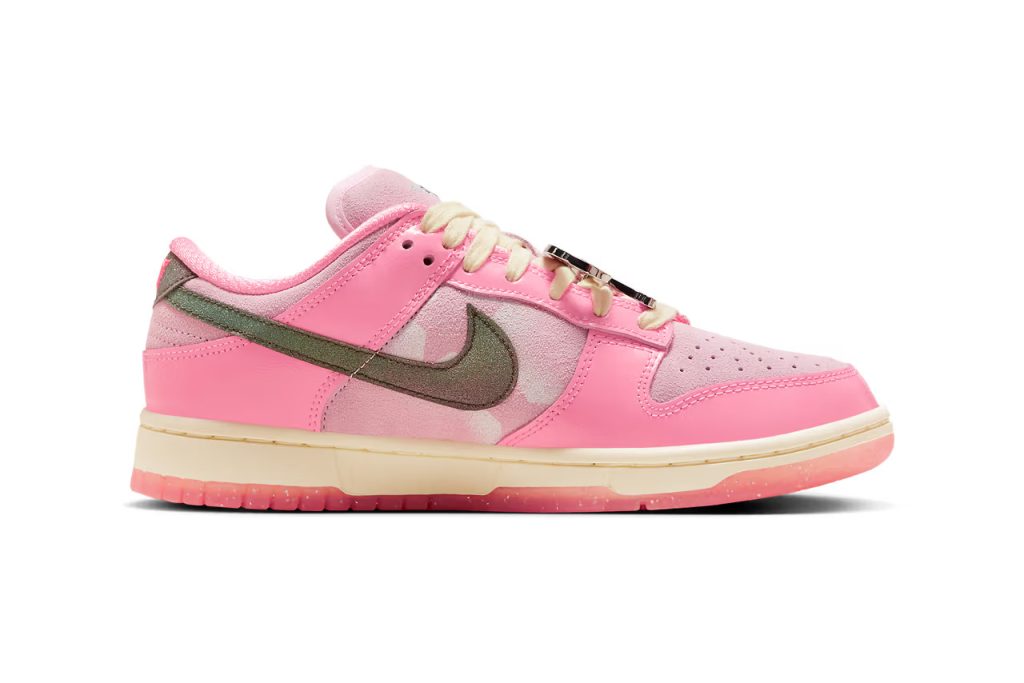 Le côté intérieur de la Nike Dunk low Barbie de l'été 2023.
