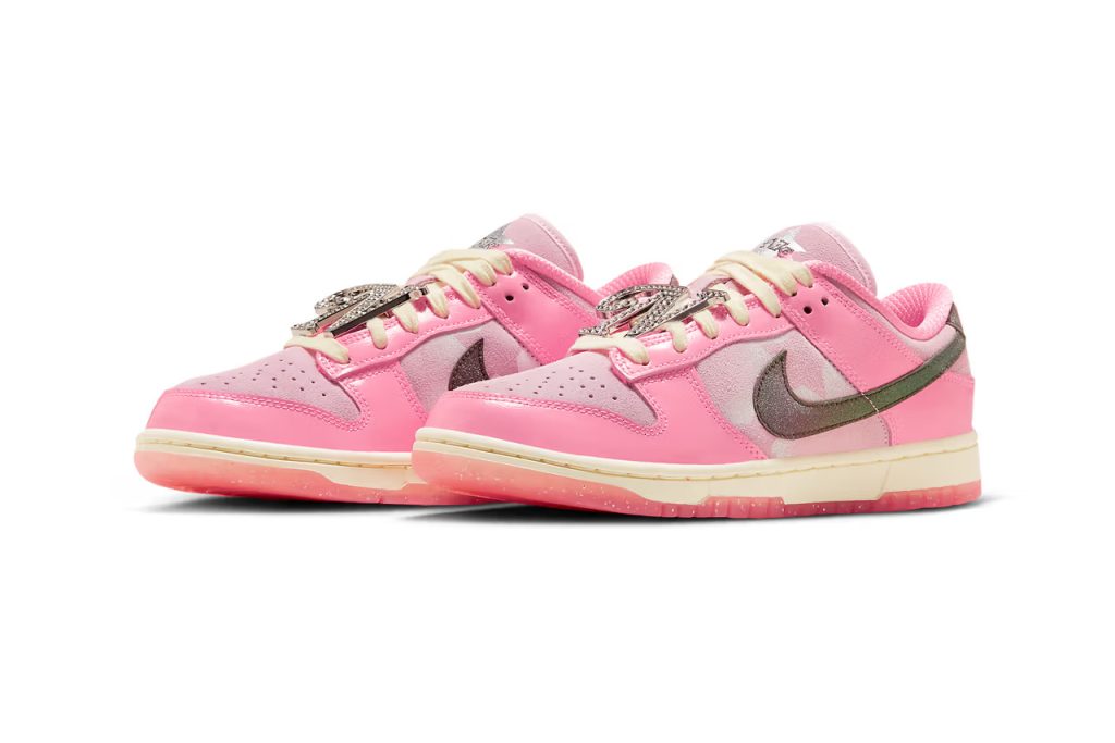 Vue complète de la Nike Dunk low Barbie de l'été 2023.