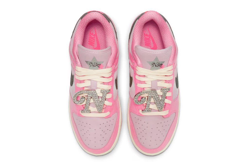 Vue d'au-dessus de la Nike Dunk low Barbie de l'été 2023.