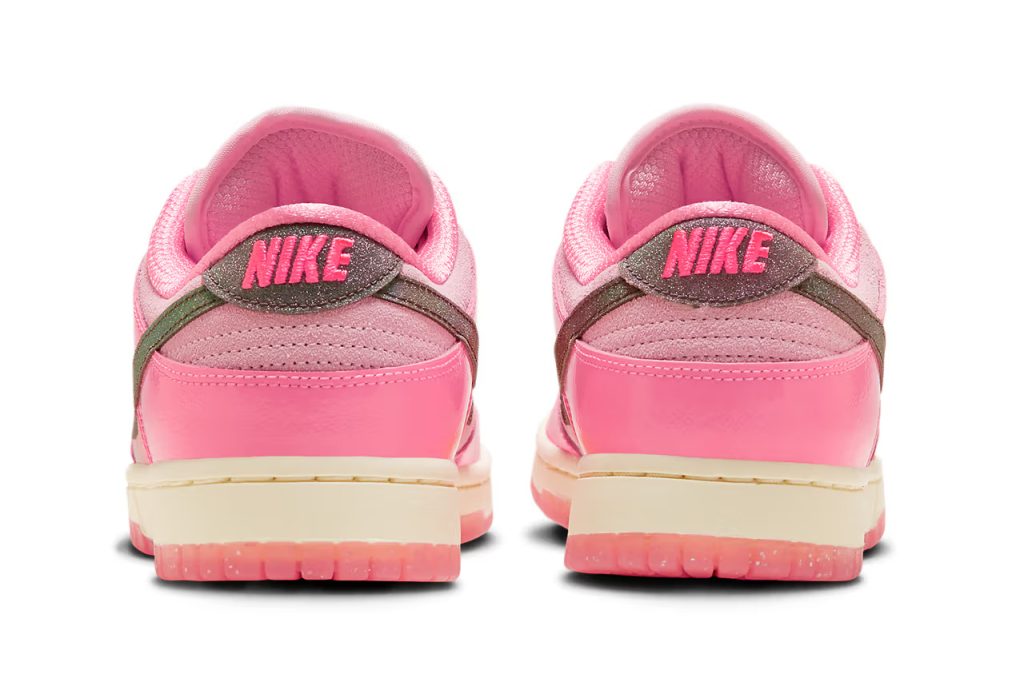 L'arrière et le talon de la Nike Dunk low Barbie de l'été 2023, avec le logo Nike majuscule rose fluo.