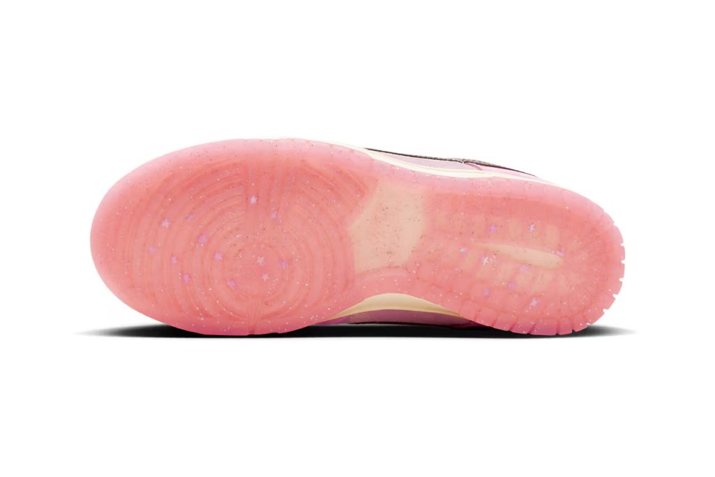 Le semelle rose translucide de la Nike Dunk low Barbie de l'été 2023.