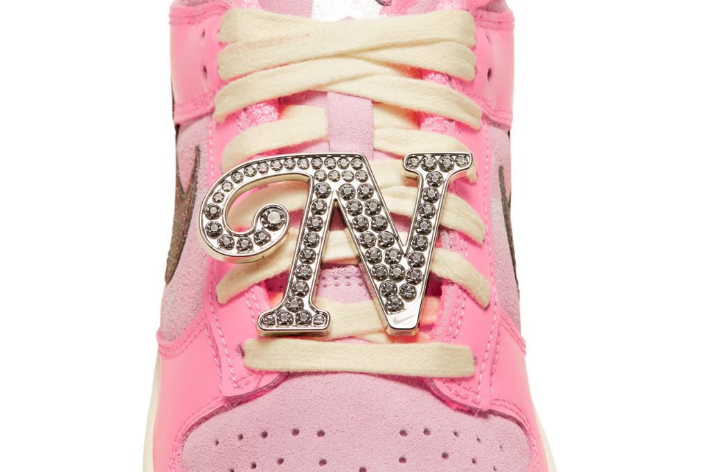 Le N métallique et bling bling de la nouvelle Dunk Barbie de Nike