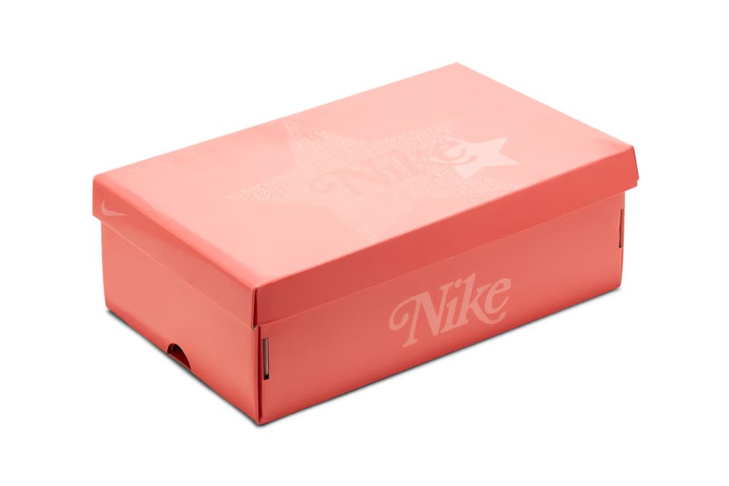 Le boîte spéciale de la Nike Dunk low Barbie de l'été 2023.