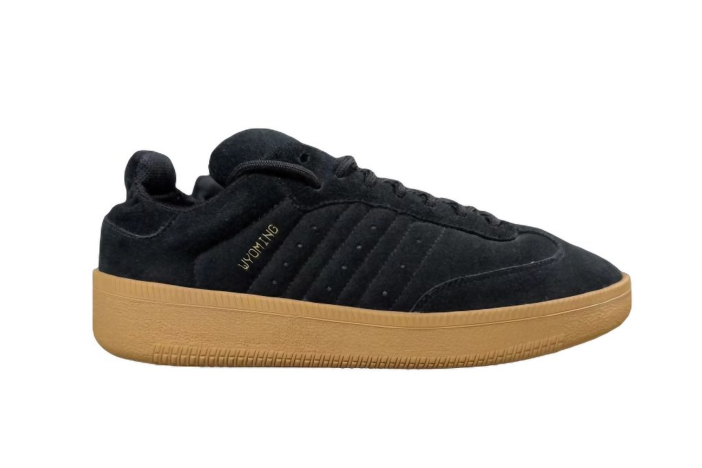 La Yeezy 150 samba, de couleur noir et avec une semelle couleur gomme