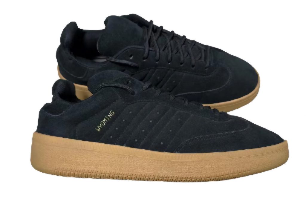 La Yeezy 150 samba, de couleur noir et avec une semelle couleur gomme