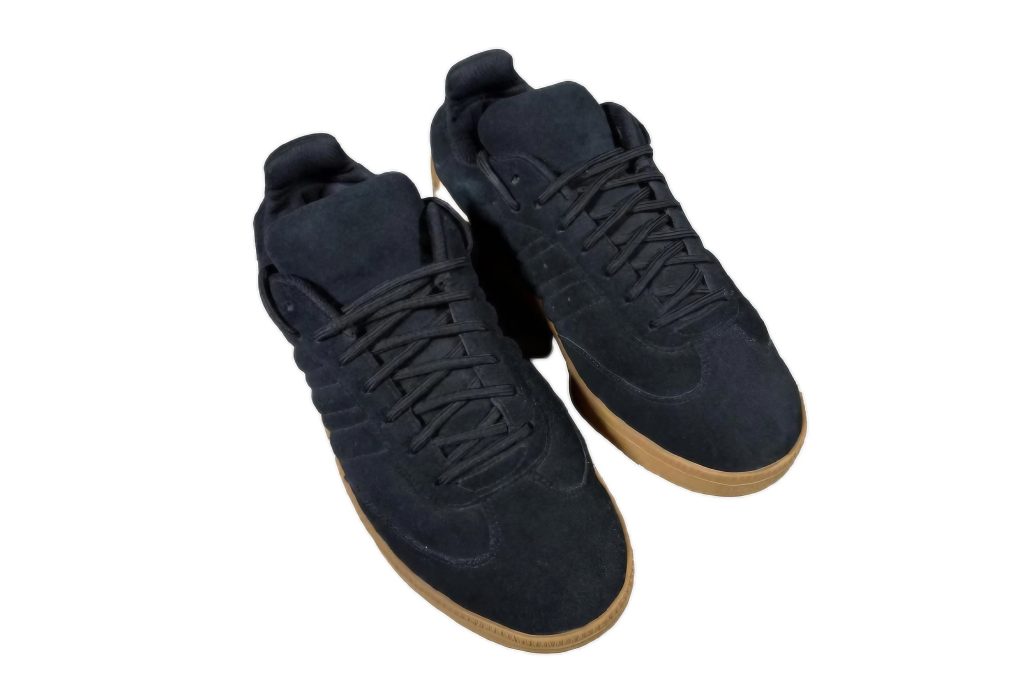 La Yeezy 150 samba, de couleur noir et avec une semelle couleur gomme
