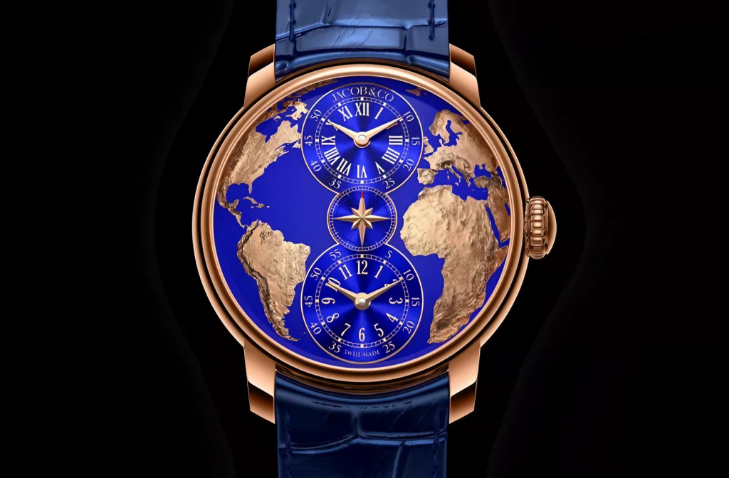 Le boîtier de la montre The World Is Yours Dual Time Zone de Jaco & Co, avec sa structure en or rose et ses éléments bleu et or.