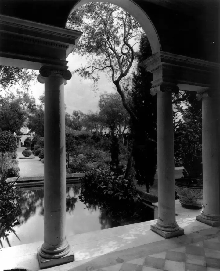 Un patio avec ses colonnes en marbre du Domaine Maryland, sur la presqu'île de Saint-Jean-Cap-Ferrat