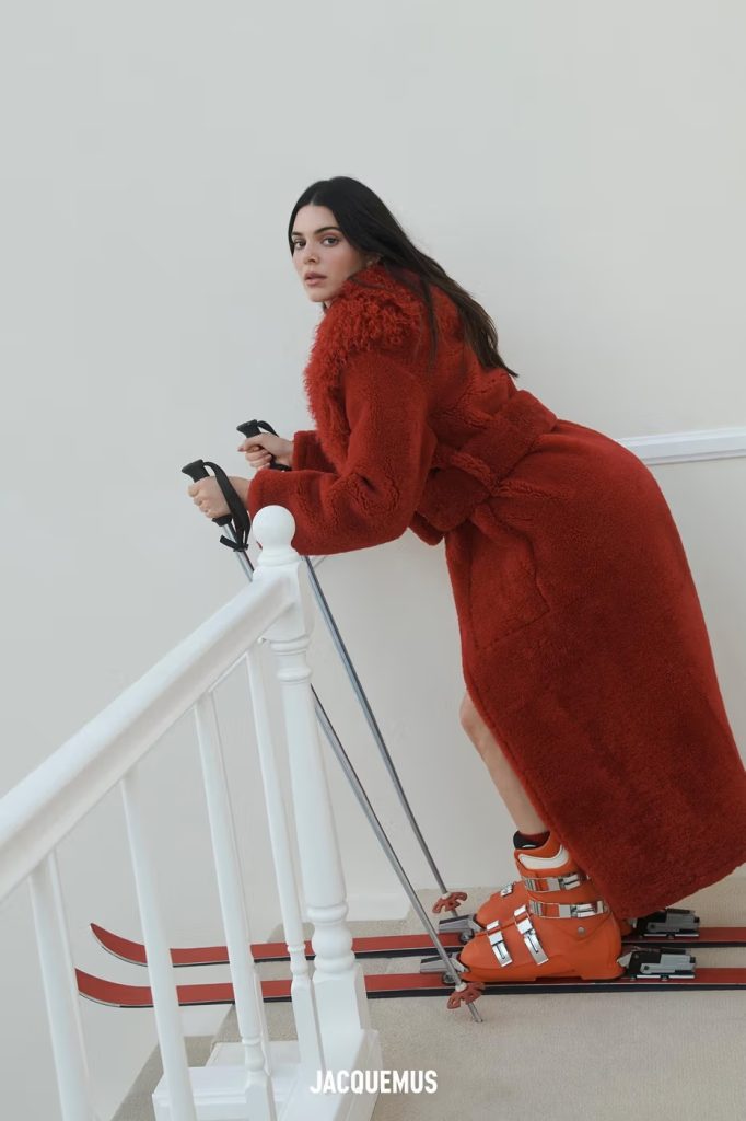 Kendall Jenner en égérie de la collection Guirlande de Jacquemus en novembre 2023.
