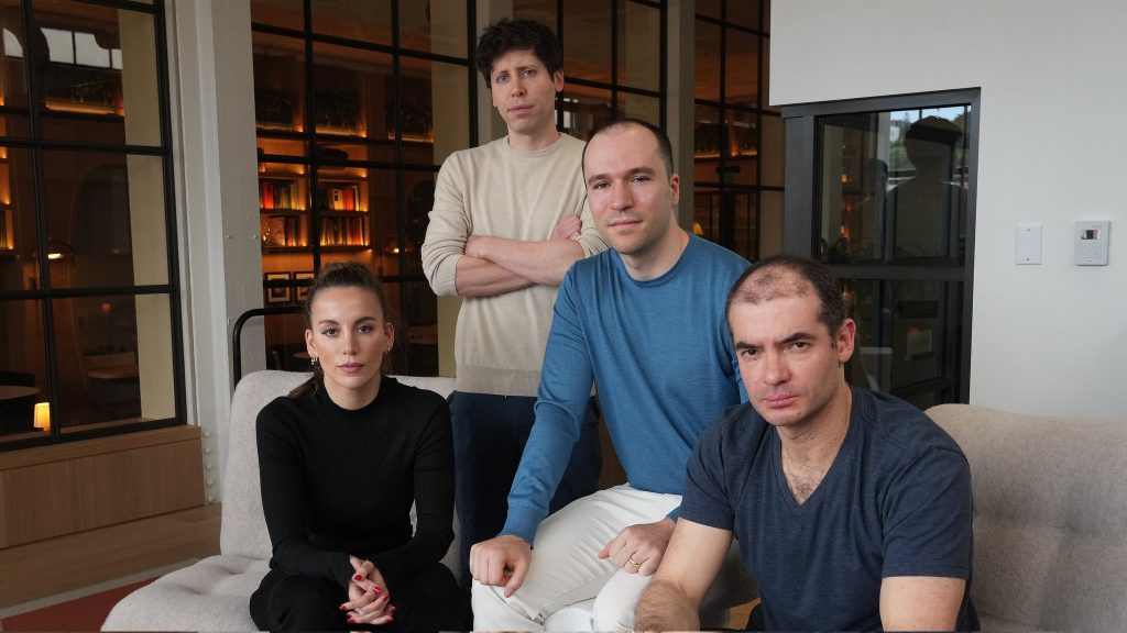 Mira Murati, Sam Altman, Greg Brockman et Ilya Sutskever dans les locaux d'OpenAI.