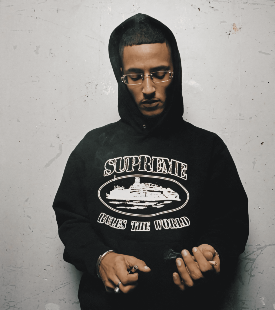 Le rappeur Freeze Corleone sert de mannequin pour la première collection Corteiz x Supreme.
