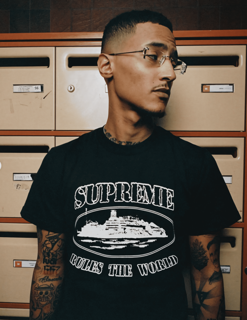 Freeze Corleone porte le t-shirt Corteiz x Supreme avec le slogan "Supreme Rules The World".