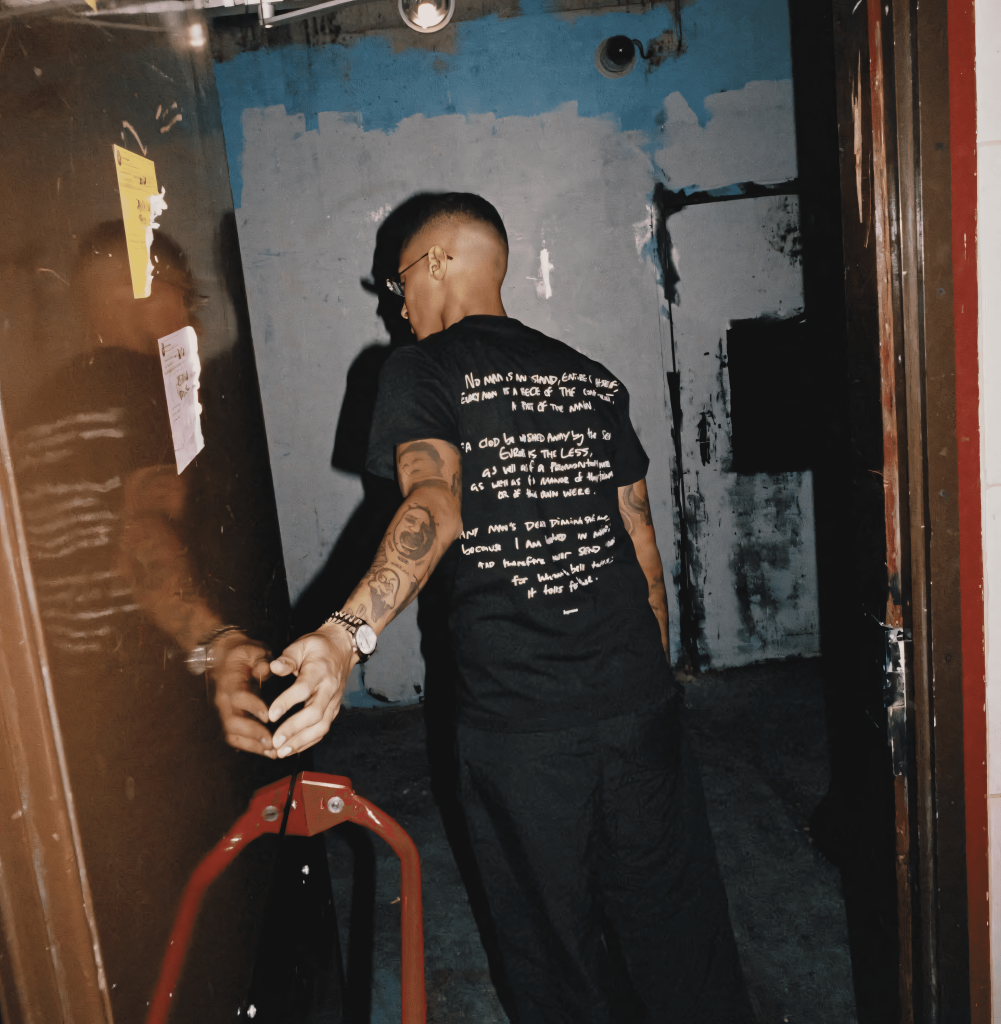 De dos, Freeze Corleone porte le t-shirt Corteiz x Supreme.