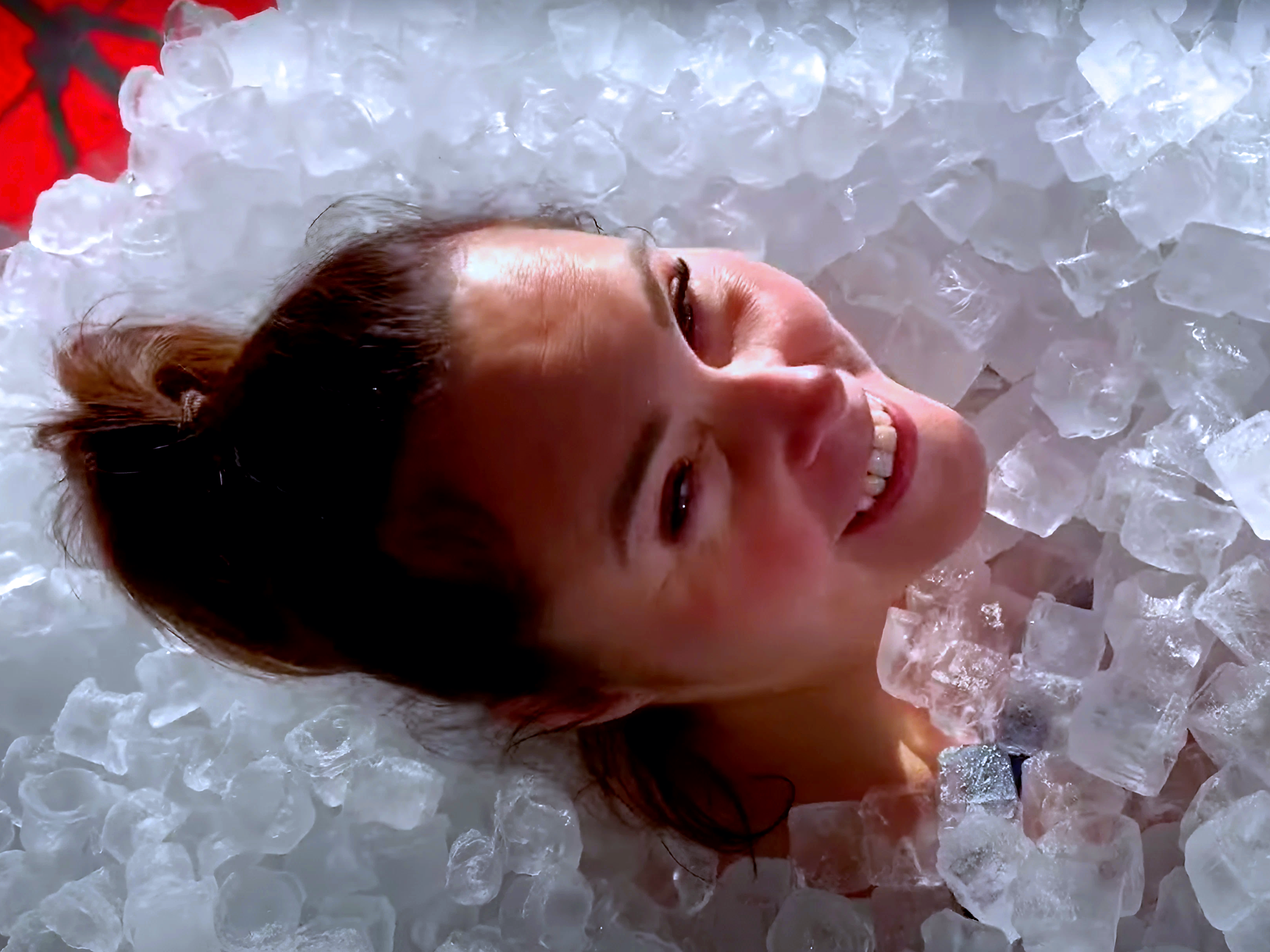 Record bizarre : Elle passe 3h06 dans un bain de glaçons