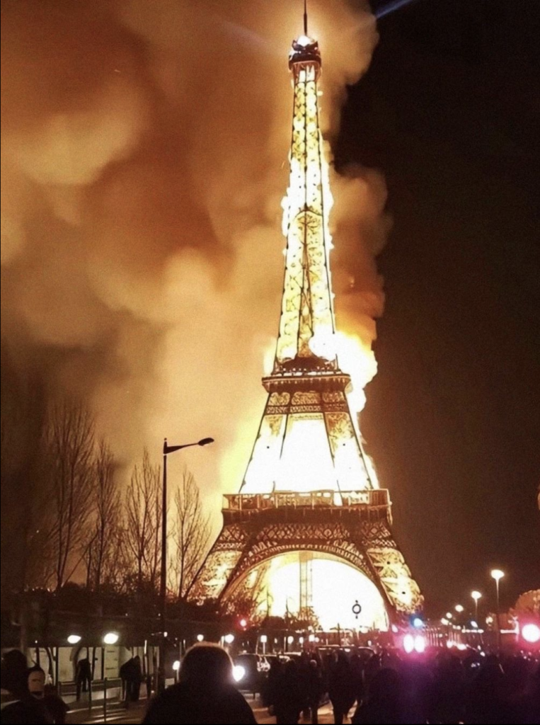 La Tour Eiffel en feu en pleine nuit.