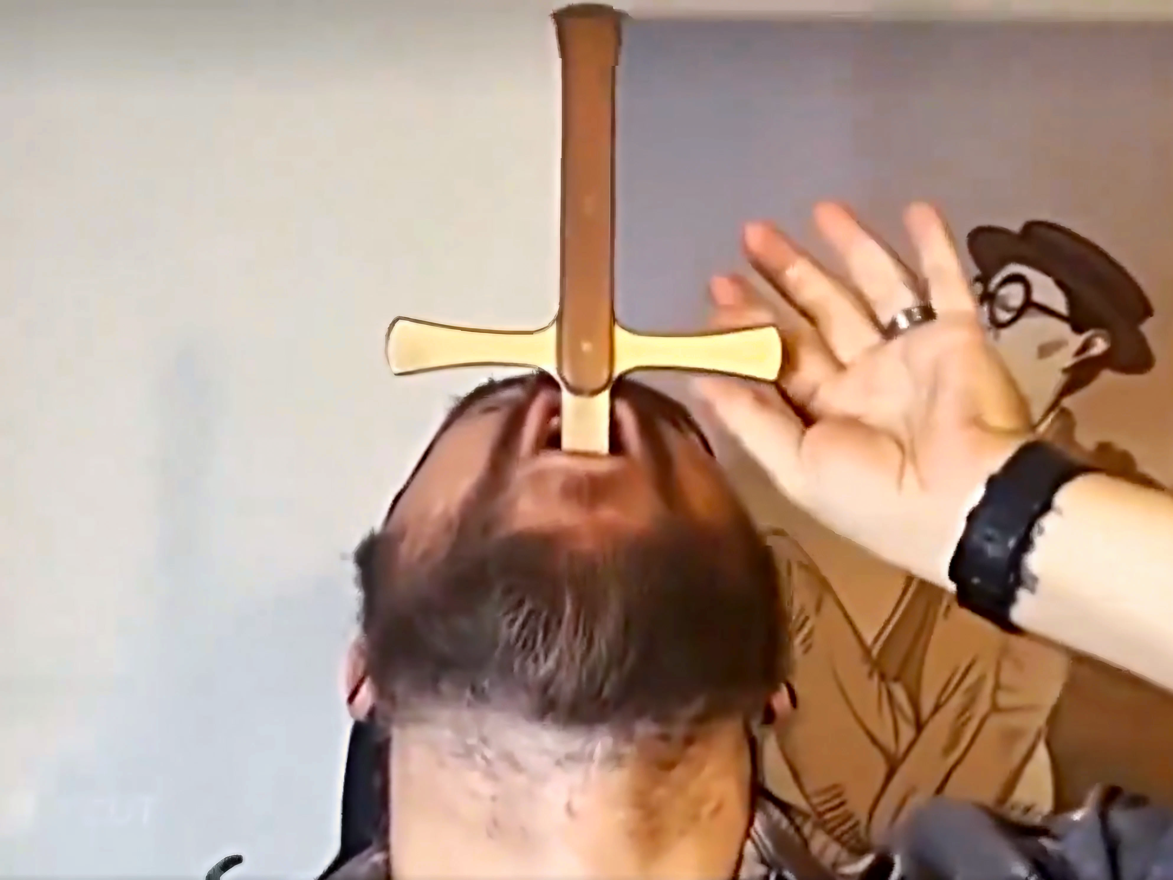 Un avaleur de sabre dévoile leur astuce secrète en vidéo
