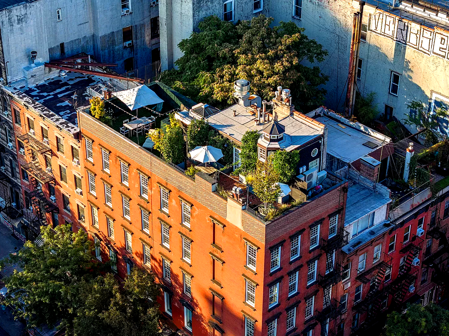 À New York, un penthouse avec un rooftop verdoyant et un petit cottage sur le toit