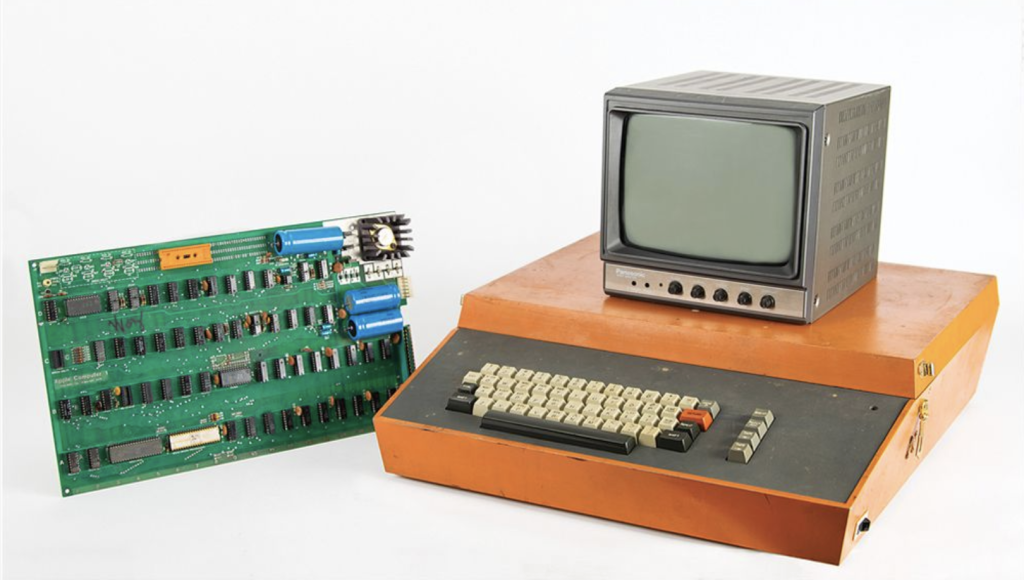 Un ordinateur Apple-1 signé par Steve Wozniak.