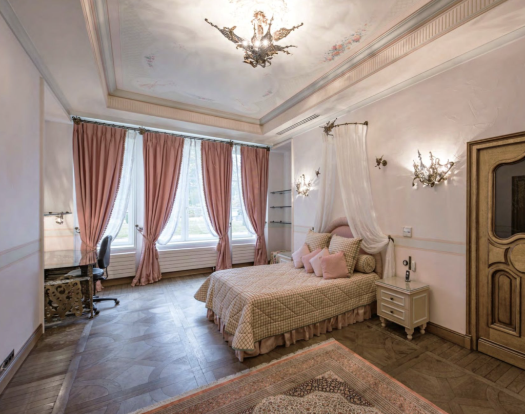 Une chambre du Palais Rose au Vésinet.