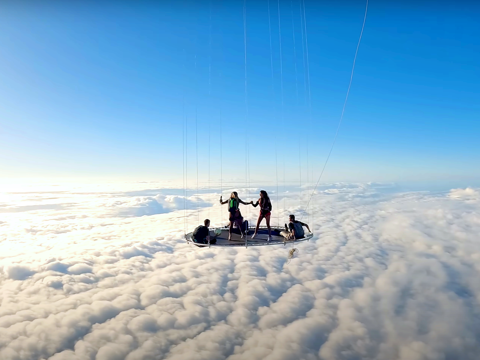 Vidéo: Ils font du trampoline suspendus à une montgolfière