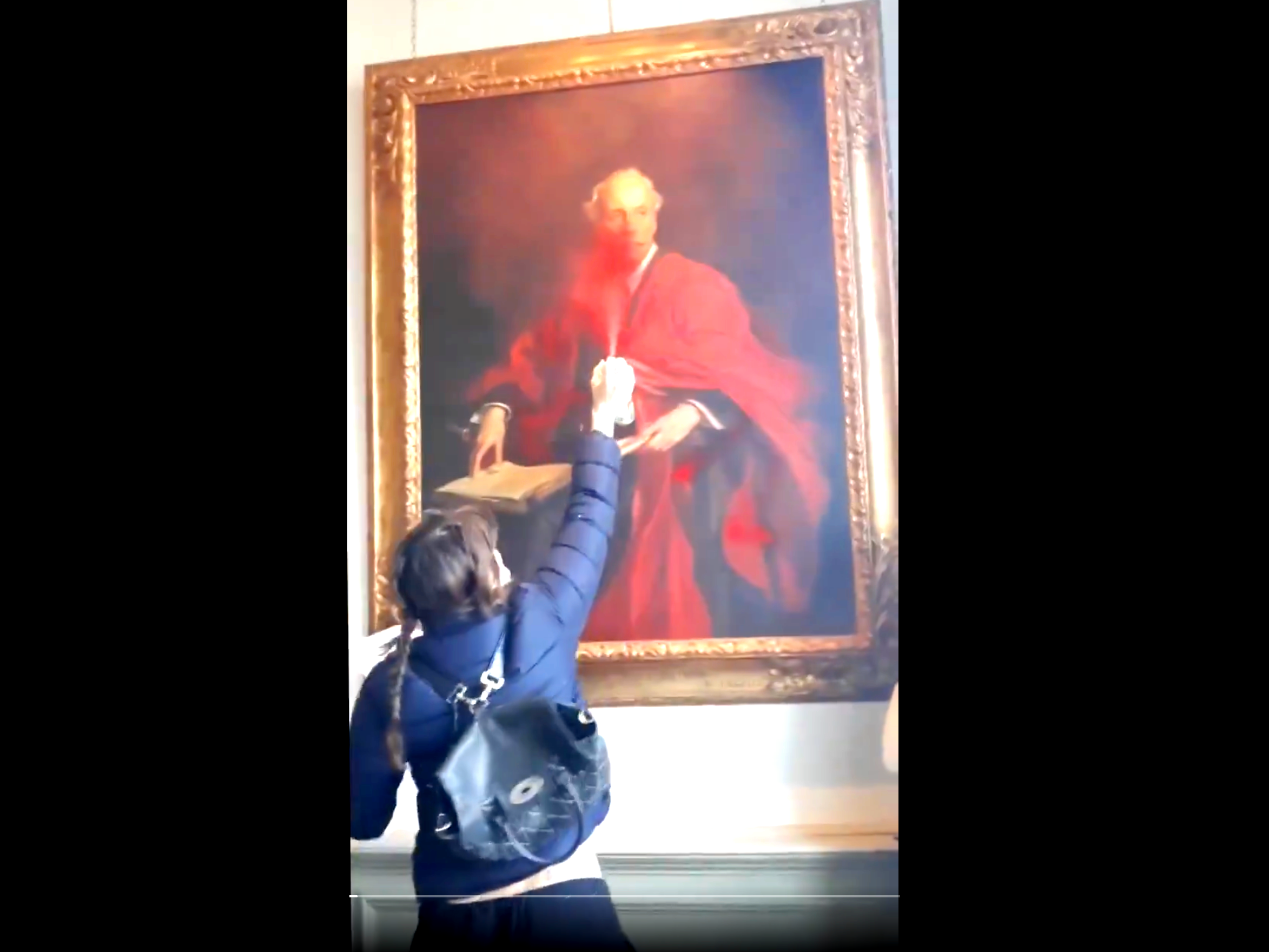 Une peinture taggée puis détruite au cutter par une activiste au Royaume-Uni