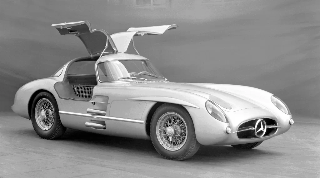Photo noir et blanc de la mercedes 300 SLR Uhlenhaut vue de profil, avec les portières ouvertes.