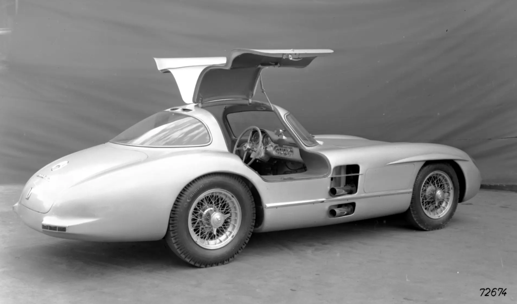 Photo noir et blanc de la mercedes 300 SLR Uhlenhaut vue de profil, avec les portières ouvertes.