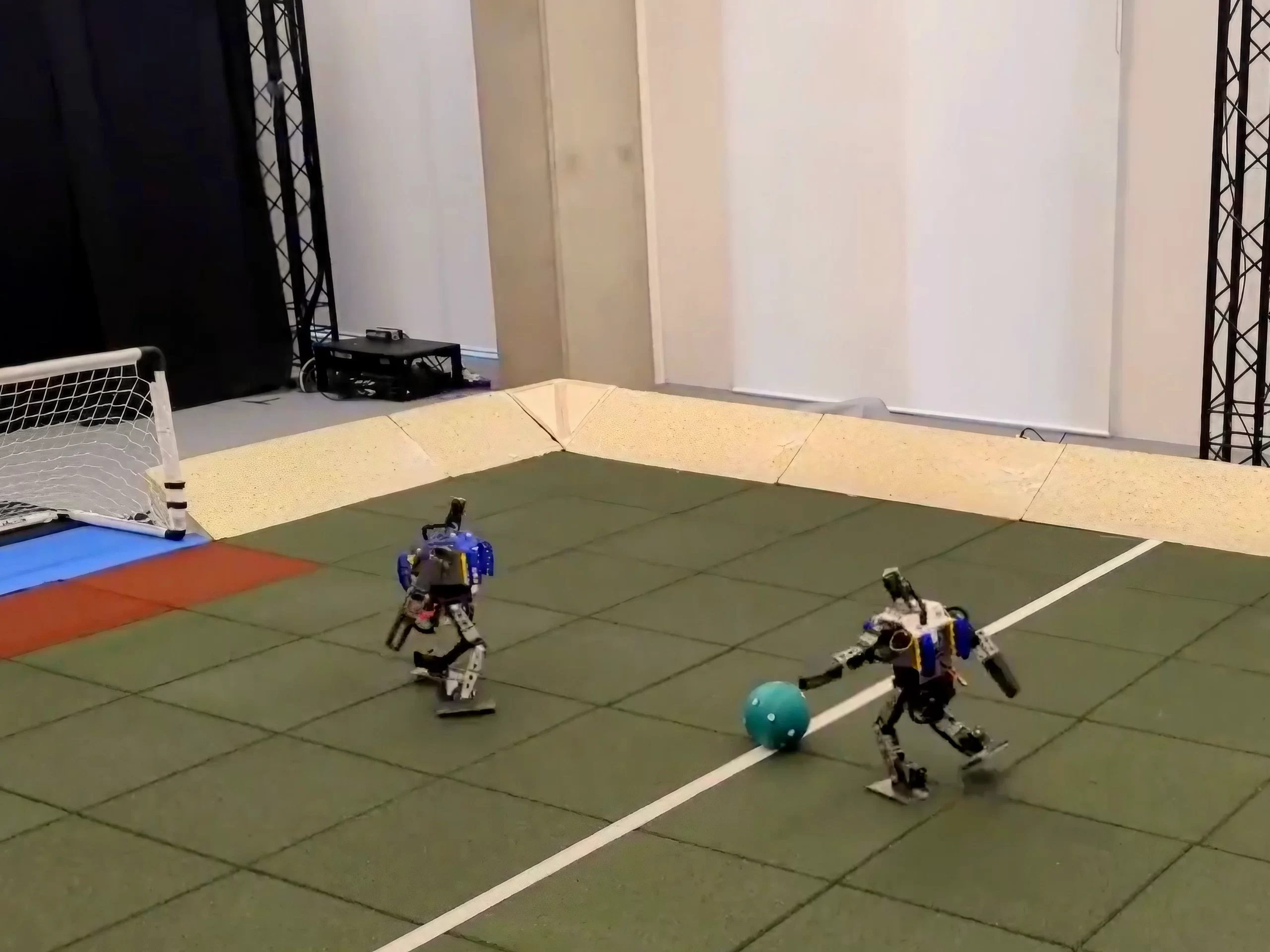 Vidéo : Les robots footballeurs formés par Google DeepMind sont meilleurs que vous