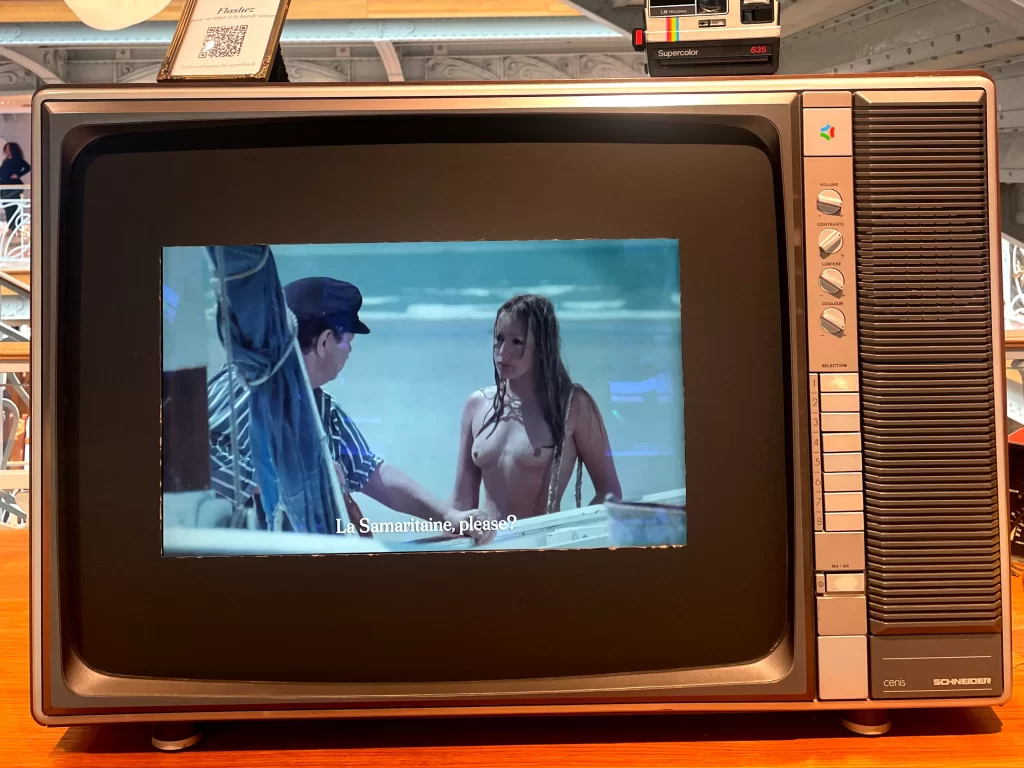 Le film "L'anglaise nue" de La Samaritaine diffusé sur un téléviseur vintage.