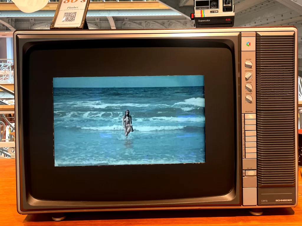 Le film "L'anglaise nue" de La Samaritaine diffusé sur un téléviseur vintage.
