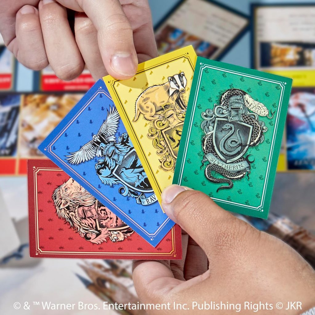 Les cartes spéciales pour les quatre maisons de Poudlard dans le Monopoly Harry Potter.
