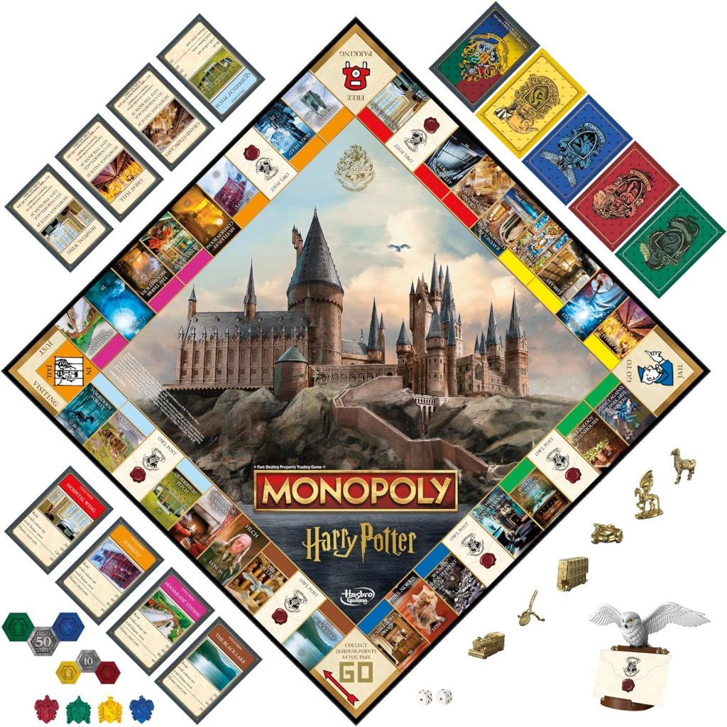 Une vue d'ensemble du plateau principal du Monopoly Harry Potter, avec les différentes cases, les cartes, les jetons, les pions...